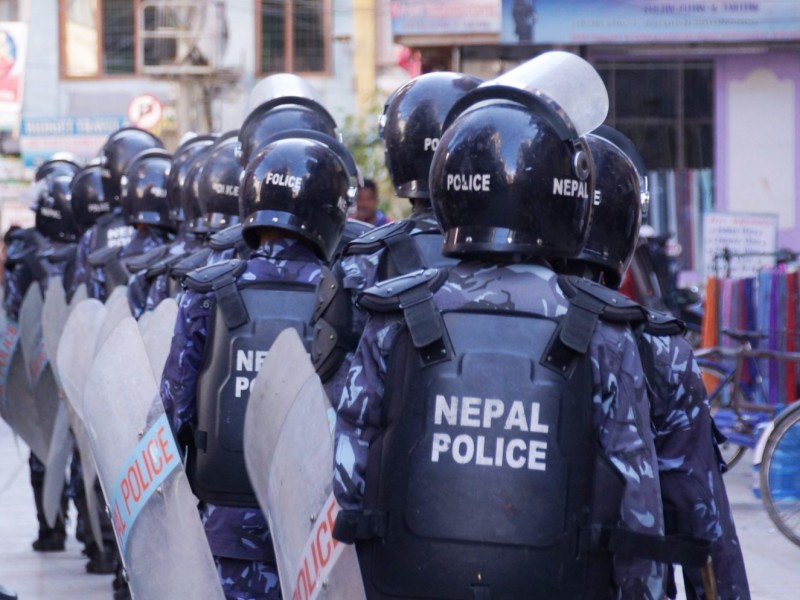 बिचौलिया धपाउँदै प्रहरी 